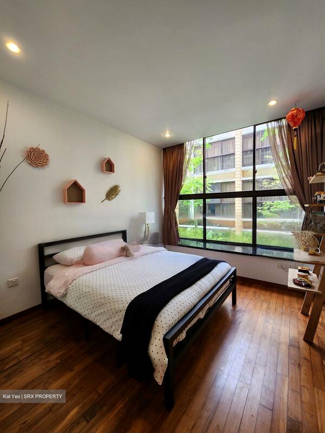 Holland Link (D10), Terrace #451619361